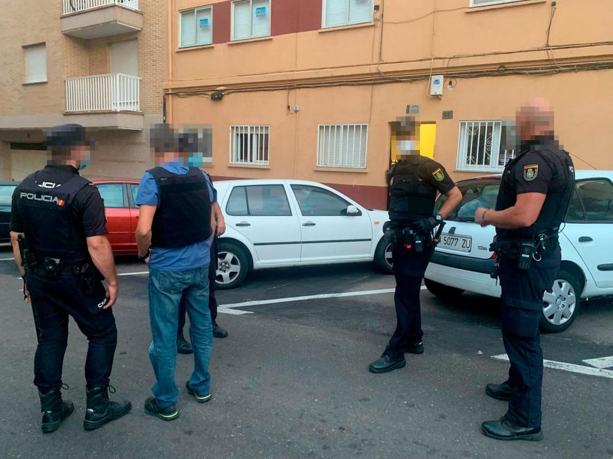 Agentes de la Policía Nacional, en la vivienda del ‘pistolero’ de Garrido.