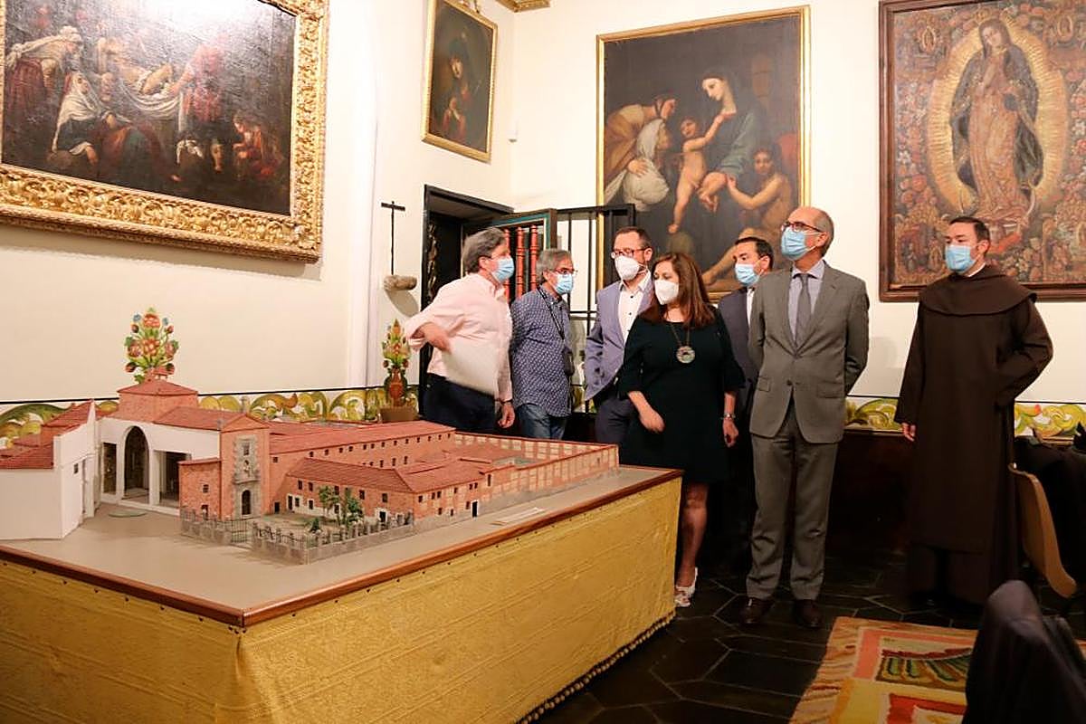 Adolfo Domínguez, Santos Plaza, Gumersindo Bueno, Carmen Ávila, Eloy Ruiz, Javier Iglesias y el padre Miguel Ángel González, durante su visita al templo el pasado mes de junio.