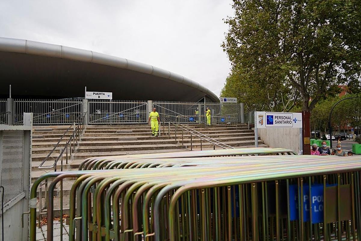 Operarios del Ayuntamiento retiran las vallas que formaban circuito de acceso al Multiusos.