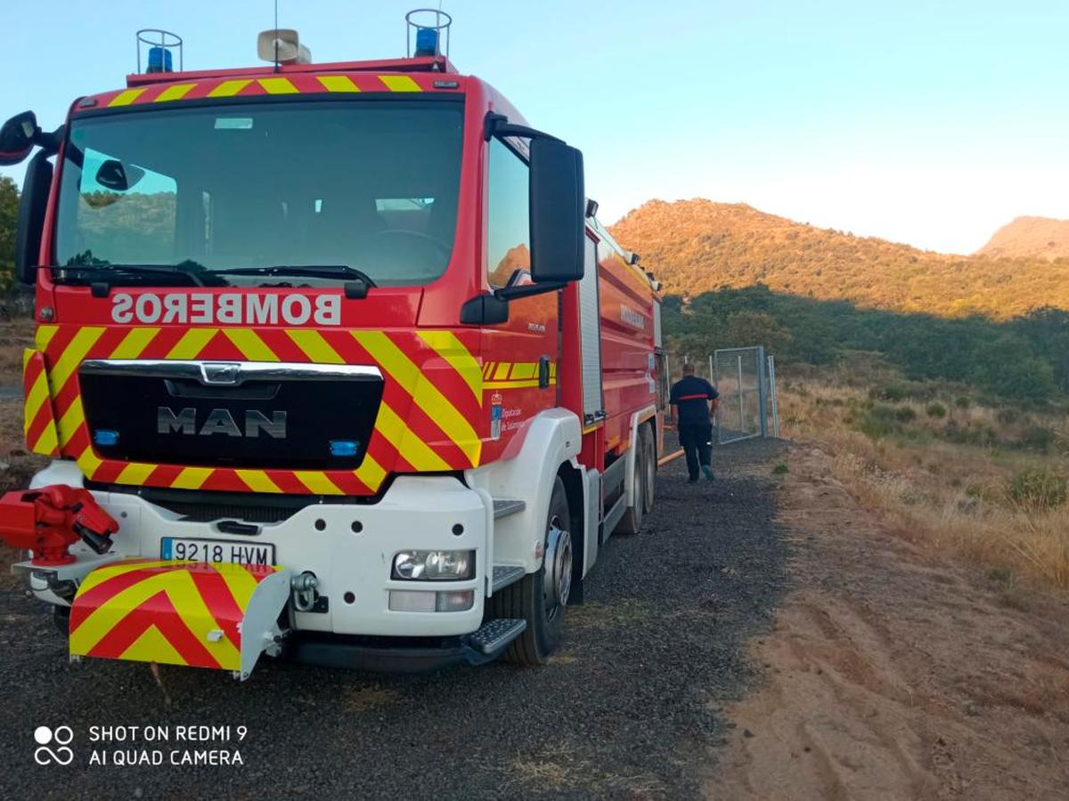 Imagen de un camión de bomberos de la Diputación abasteciendo de agua al depósito de Sorihuela