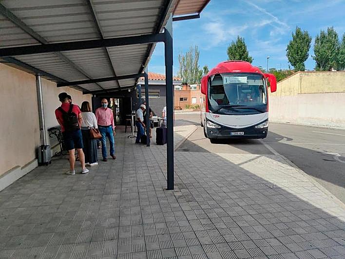 Un autobús de la línea entre Salamanca y Madrid en su parada de la estación de Peñaranda.