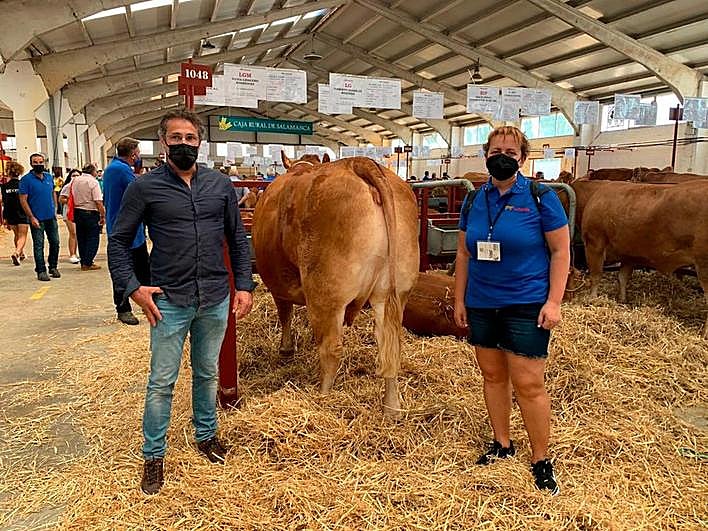 David Barbero con la vaca de Silvia Linacero Rodríguez