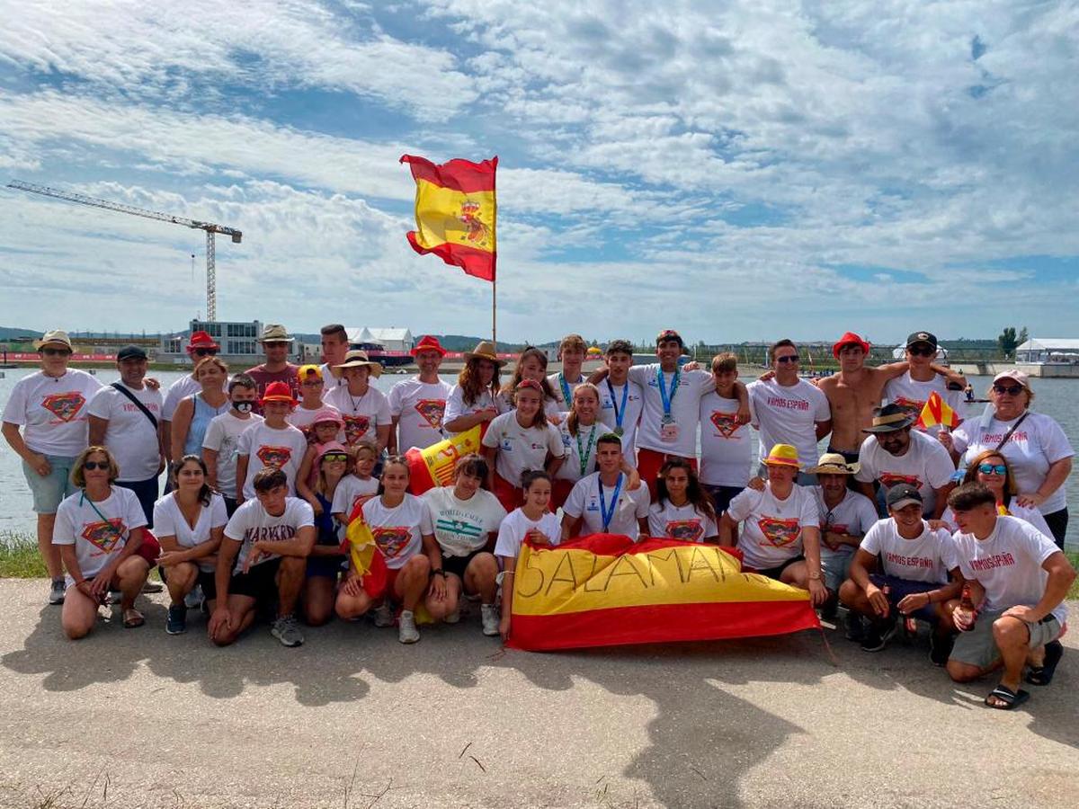 Los integrantes del k4 juvenil que han logrado la plata en el mundial de Portugal, con la afición salmantina.