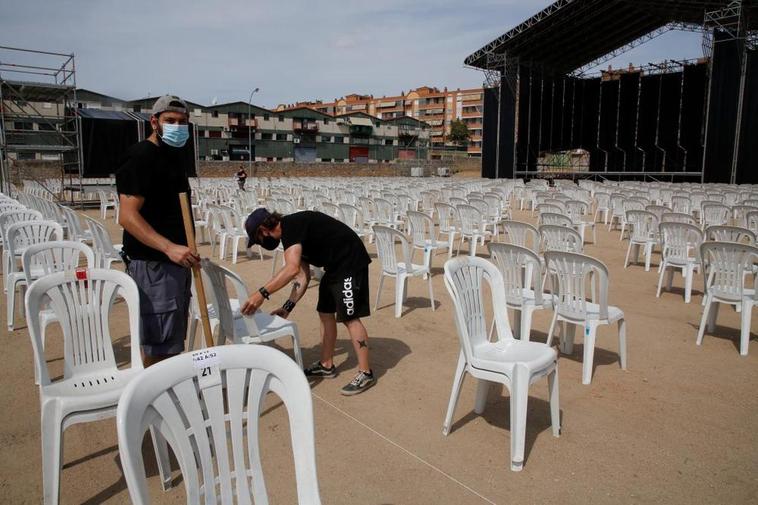 Los operarios colocaban ayer las sillas para los conciertos de Fiestas en Puente Ladrillo.