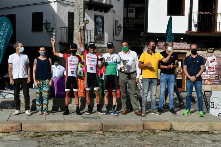 Foto de familia con los primeros clasificados y las autoridades en La Alberca.