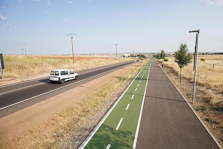 El acceso Norte, antigua travesía de la carretera N-630, donde el Ayuntamiento ha construido un carril bici y una senda peatonal.
