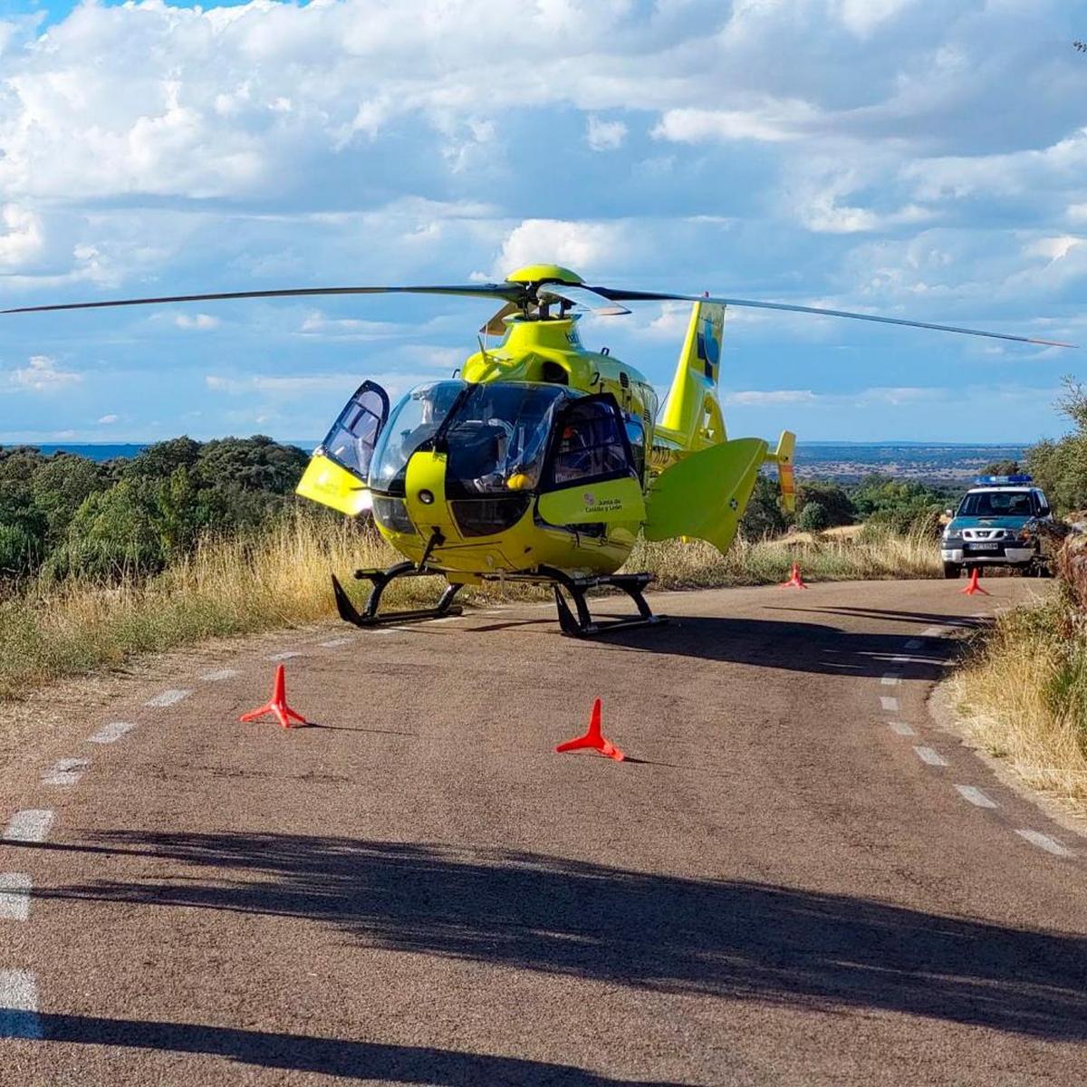 El helicóptero medicalizado y la Guardia Civil en el lugar de los hechos.