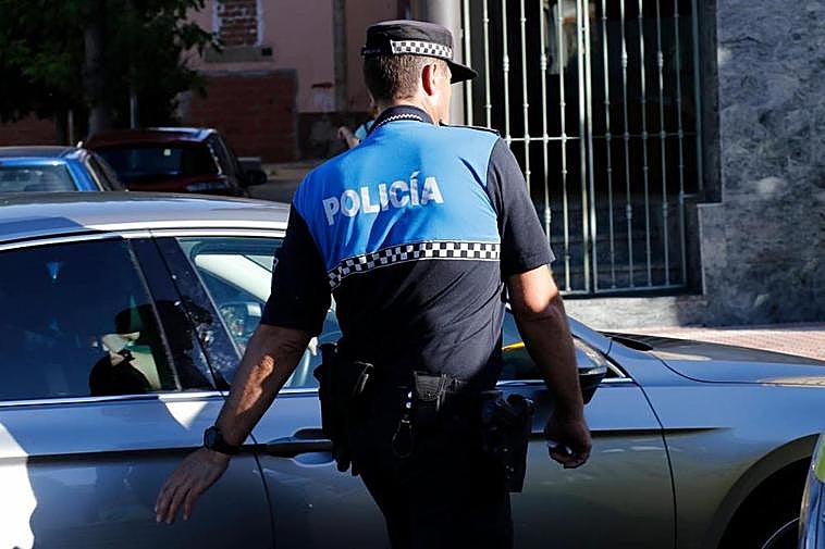 Los agentes han denunciado al conductor por la comisión de un presunto delito contra la seguridad del tráfico.