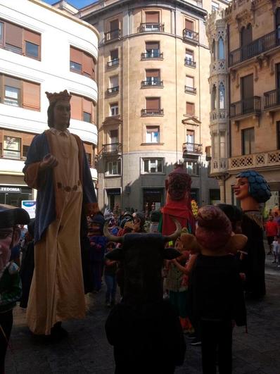 Cabezudos en una calle céntrica de Salamanca.