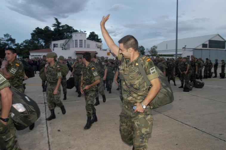 Salida de militares salmantinos del Arroquia hacia Kabul en septiembre de 2002 desde la Base de Matacán