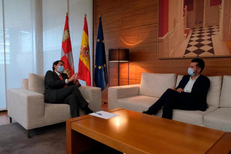 Alfonso Fernández Mañueco y Luis Tudanca durante la reunión.