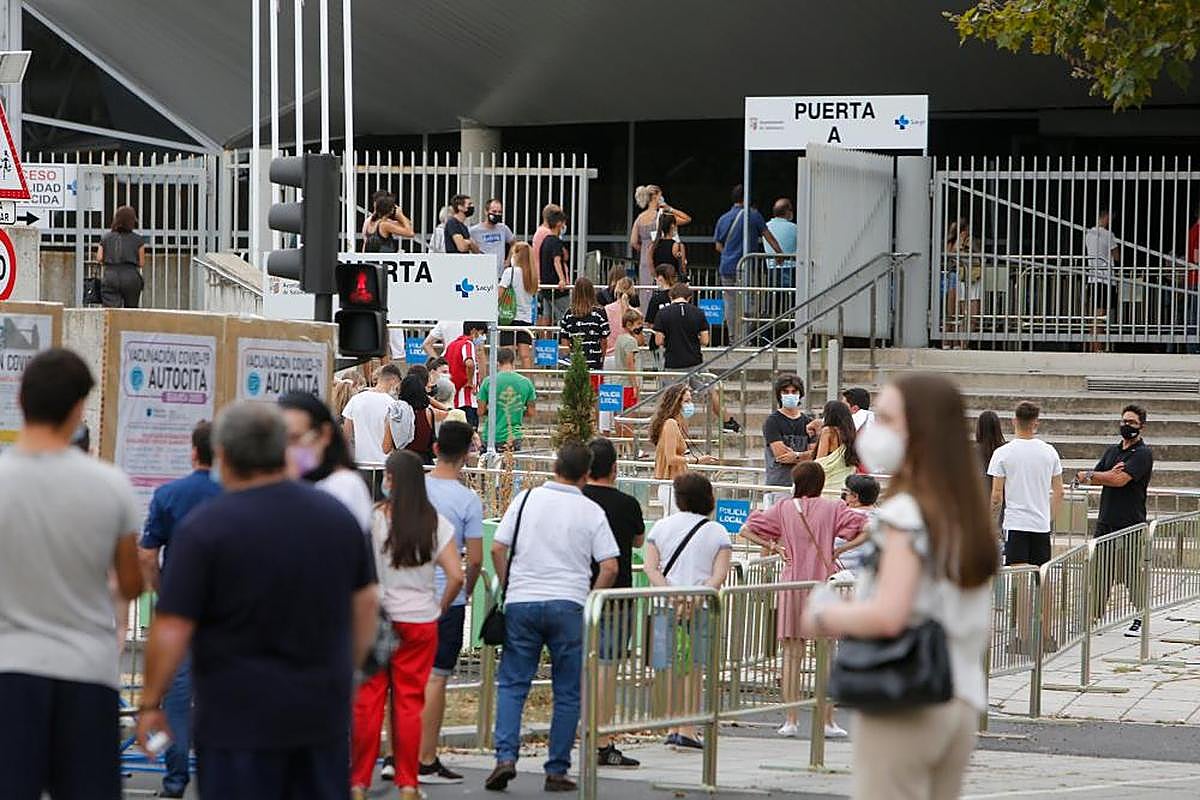 Largas colas de acceso al Multiusos desde primera hora