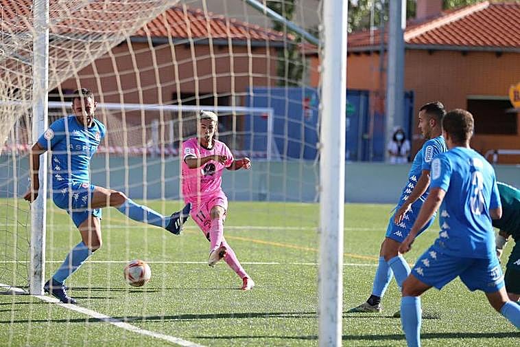 Momento en el que Rayco establece el empate frente a la Cultural en el minuto 81.