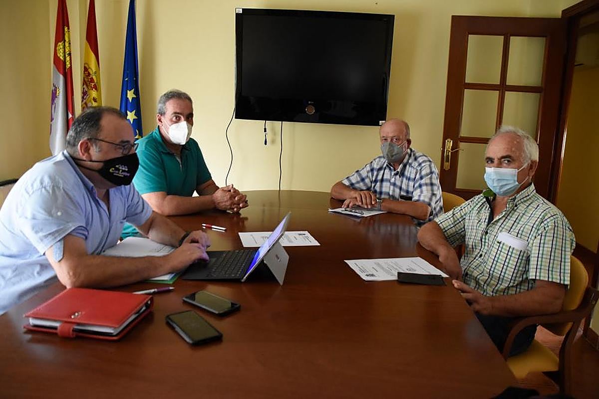 Directivos del Consorcio de Mancomunidades durante la reunión mantenida en Vitigudino.