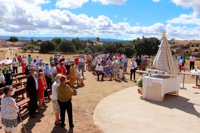 Gallegos de Solmirón acompaña a la Virgen de Gracia Carrero