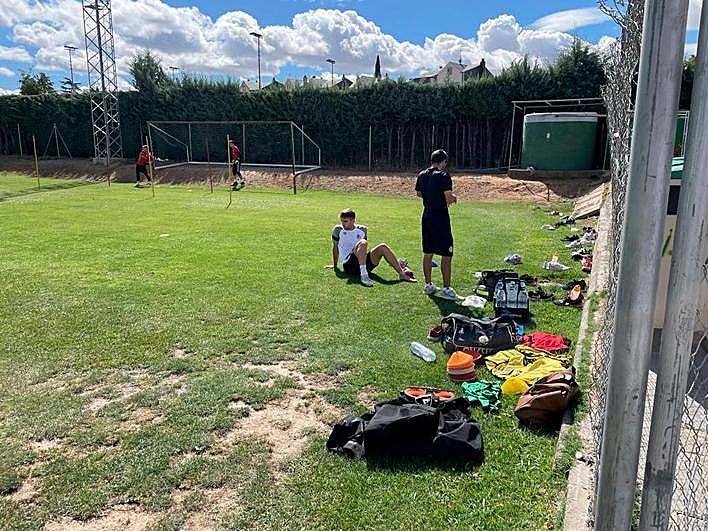 Salcedo y Javi Benítez en el entrenamiento de este miércoles en el anexo a Las Pistas.