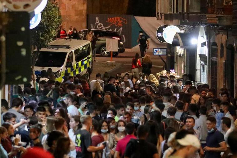 Imágenes de aglomeraciones de jóvenes en el centro por las fiestas