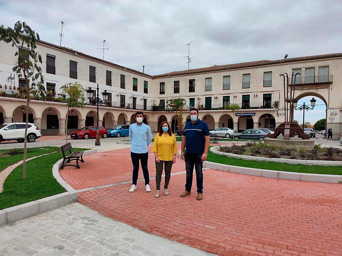 Fran Díaz, Carmen Ávila y Antonio Poveda presentaron la reforma de la plaza Nueva.