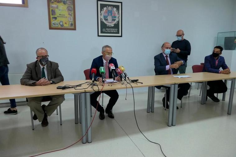 El rector de la Universidad, Ricardo Rivero, en la presentación del túnel del viento