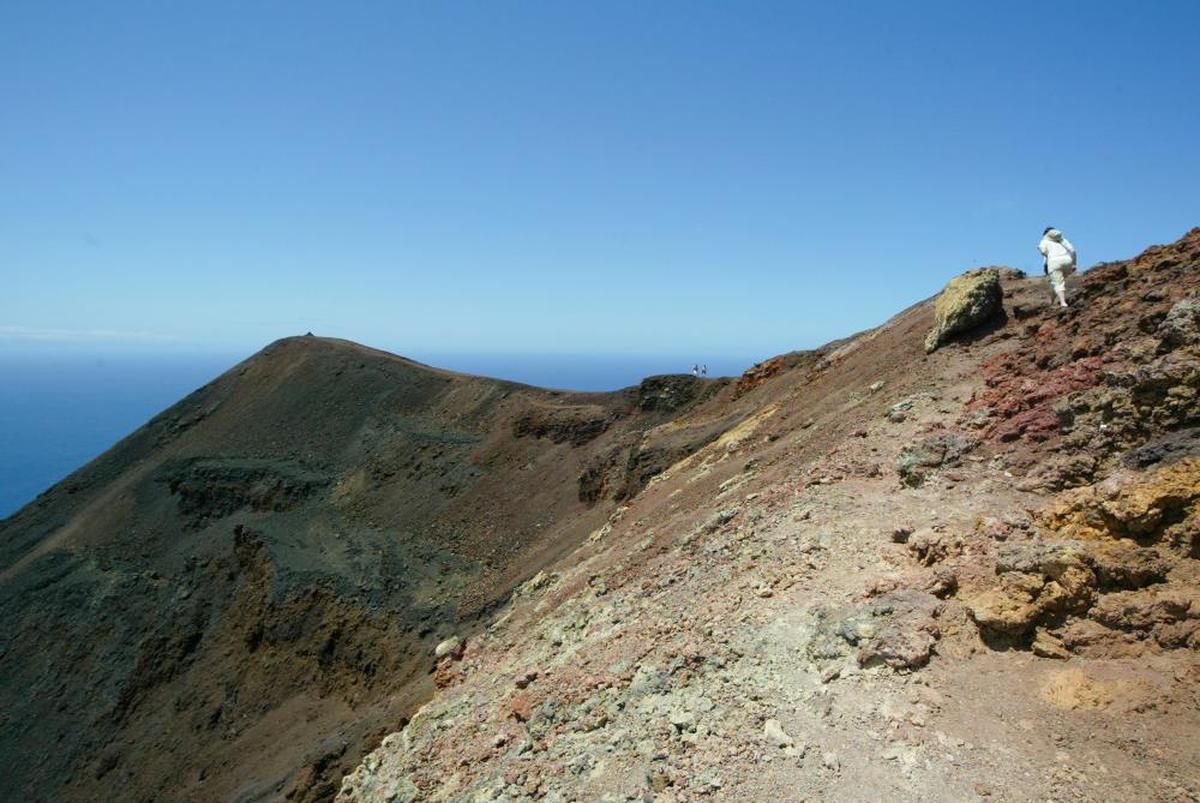 Un hombre en el mirador de Cumbre Vieja