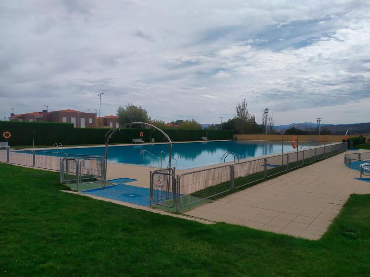 Imagen de ayer al mediodía de la piscina de Guijuelo sin bañistas por la bajada de las temperaturas.