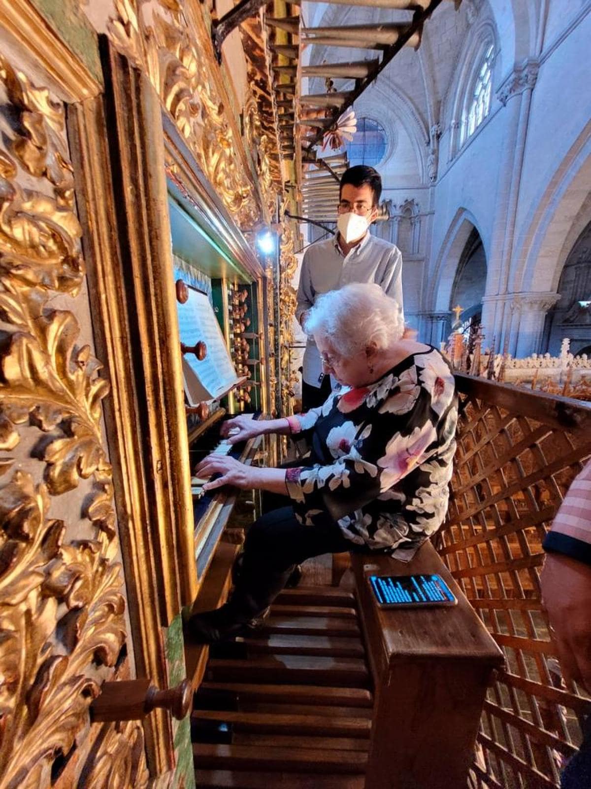 La organista Monserrat Torrent junto a Samuel Maíllo