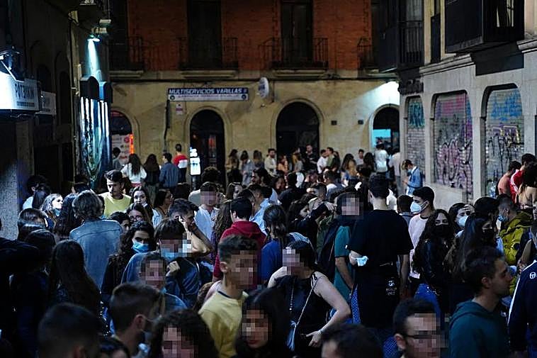 Ambiente en las calles del centro de Salamanca en la madrugada de este viernes.