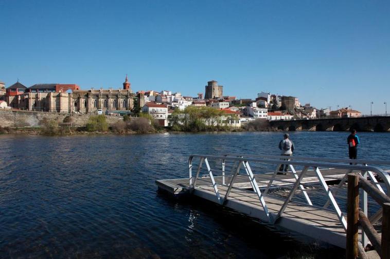 Panorámica de la villa ducal desde la margen izquierda del Tormes.