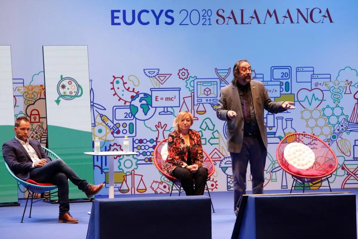 Laura Lechuga (c.) y Adolfo García Sastre (d.) en un momento de la mesa redonda de EUCYS