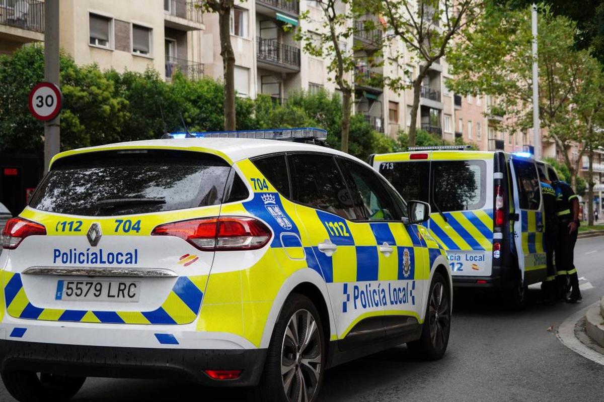 Vehículos de la Policía local en la calle Pérez Oliva