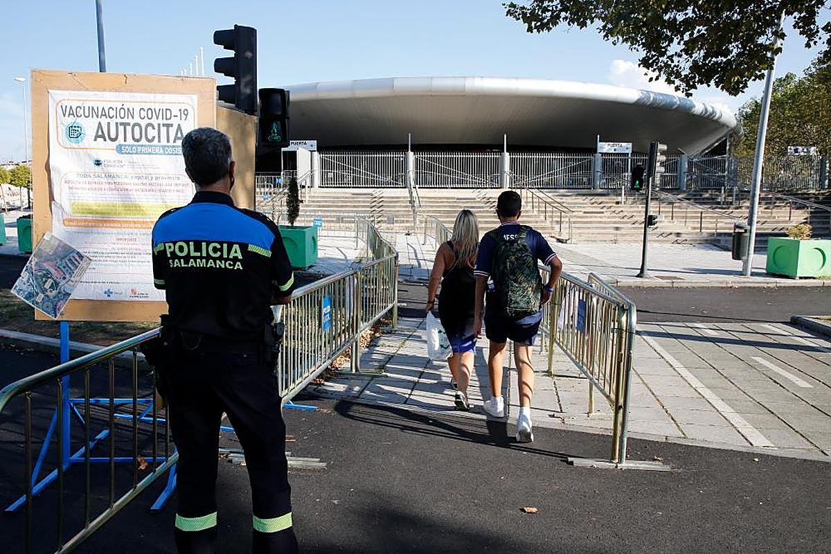 La entrada del Multiusos, casi vacía, en la convocatoria de vacunación del pasado viernes.
