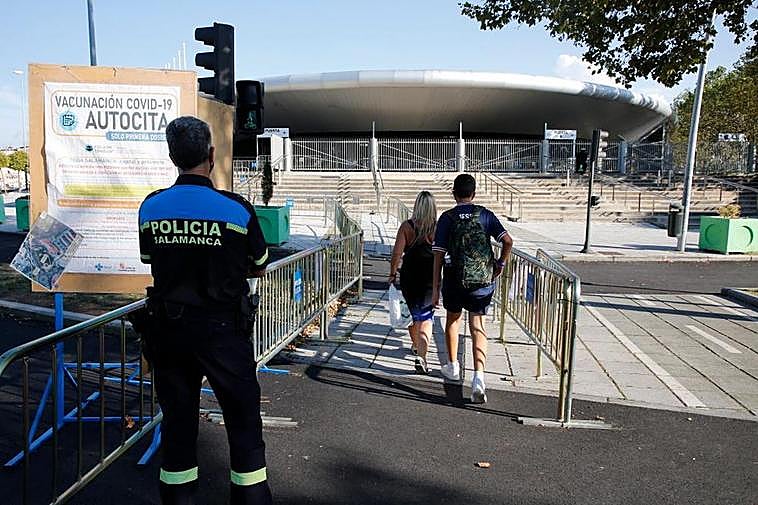 La entrada del Multiusos, casi vacía, en la convocatoria de vacunación del pasado viernes.