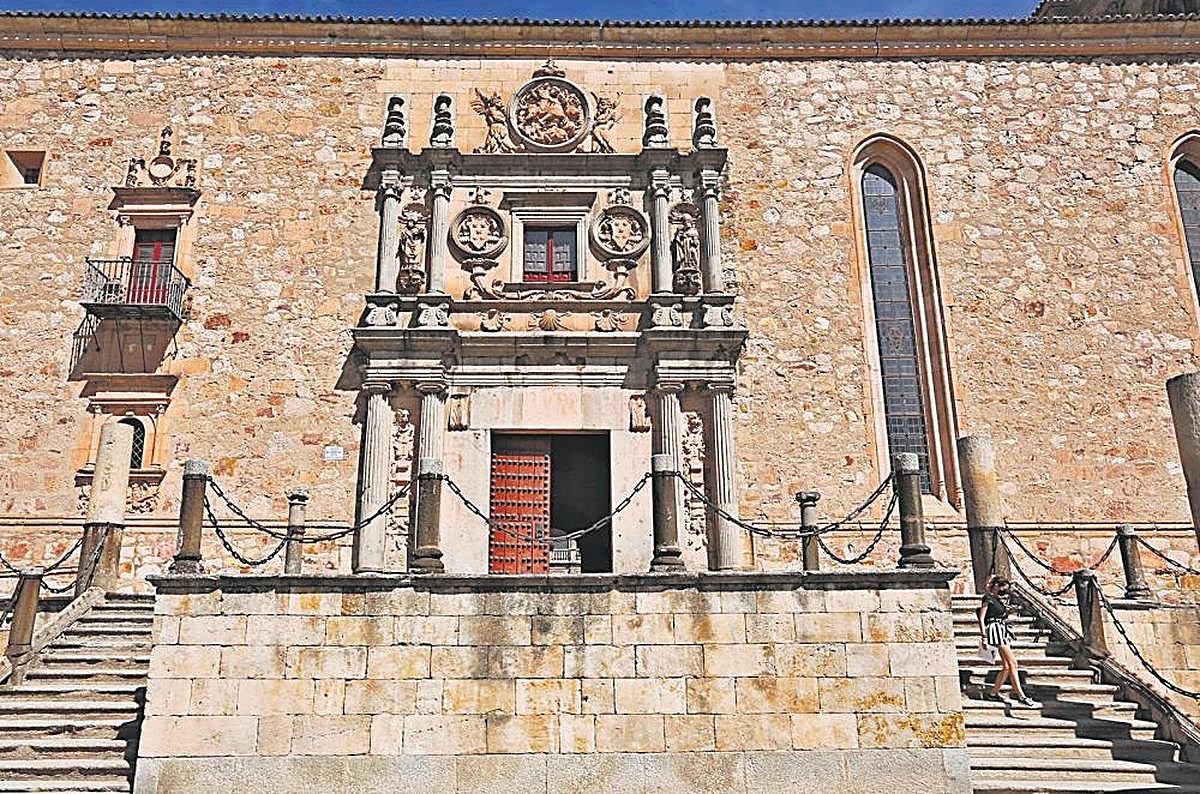 Fachada del colegio mayor Arzobispo Fonseca.