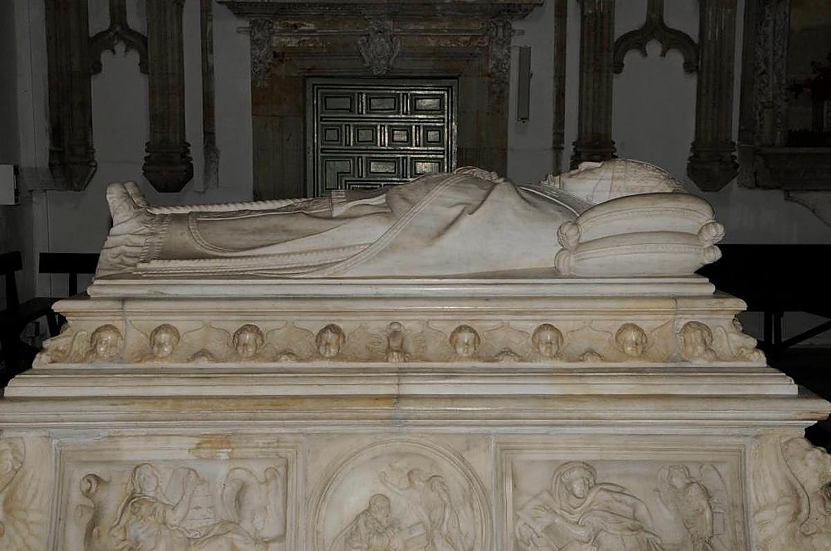 Sepulcro de Alonso II de Fonseca y Acevedo, en la iglesia de las Úrsulas.