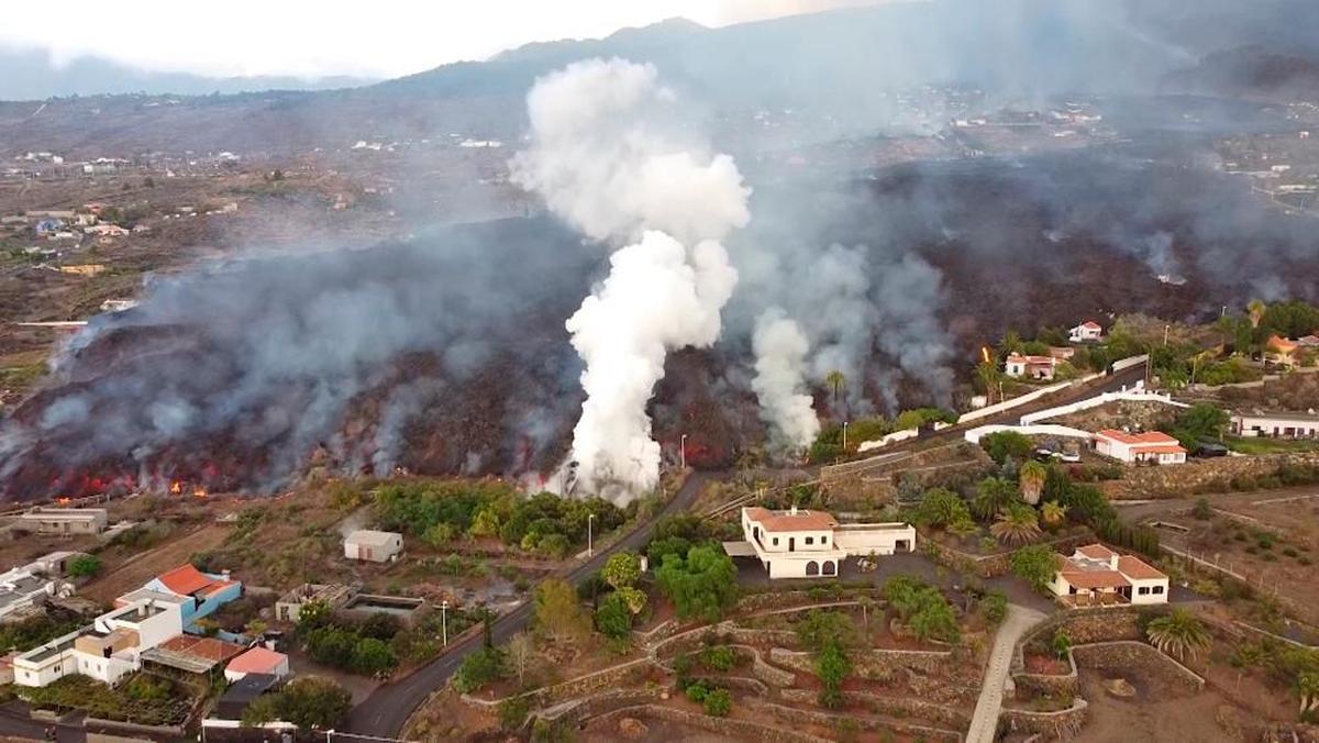 La lava discurre por la ladera de la montaña