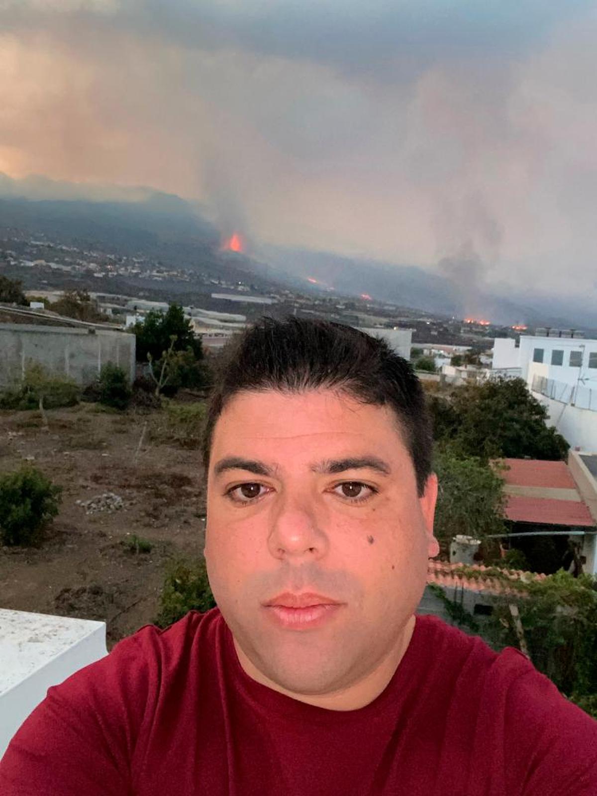 El salmantino David Gómez y la imagen del volcán, de fondo.