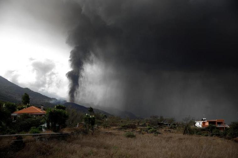 La nube de ceniza y dióxido de azufre que expulsa el volcán