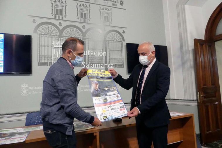 Francisco Domínguez y Jesús María Ortiz, con el cartel de la prueba