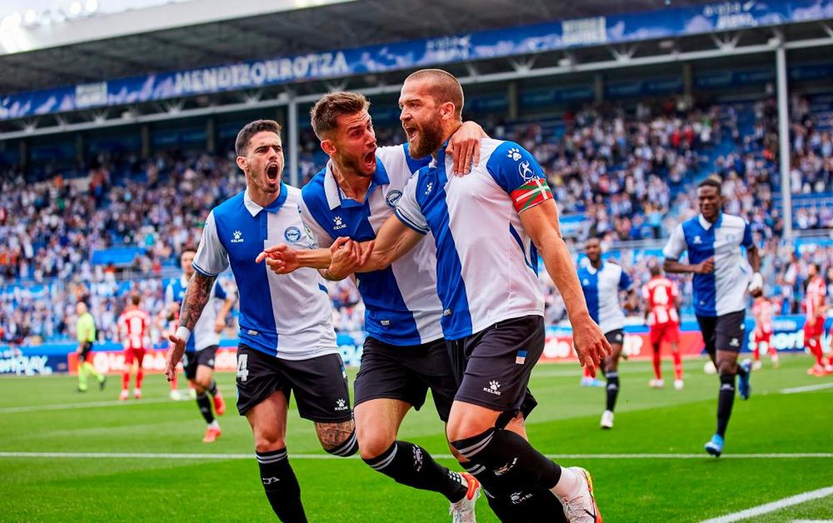 Los jugadores del Alavés celebran el gol de Laguardia.