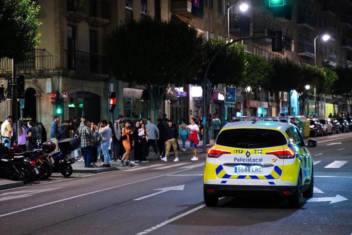 Una patrulla de la Policía Local, en la Gran Vía.