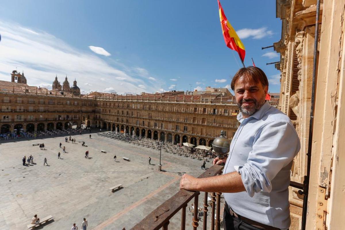 El concejal de Turismo, Fernando Castaño, en el balcón del salón de Recepciones del Ayuntamiento.
