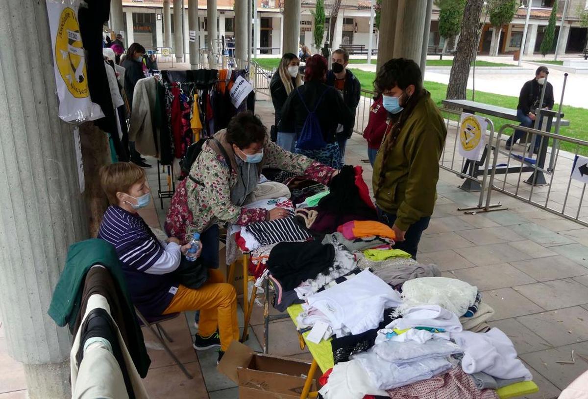 Puestos de ropa usada y complementos en la Plaza Barcelona