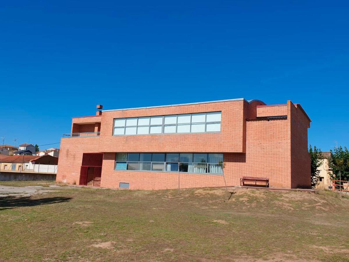 Las instalaciones del colegio público de la localidad de Topas y parte del material escolar que el Ayuntamiento entrega a los alumnos