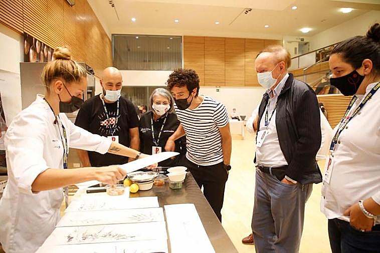 La cocinera salmantina Paula Gutiérrez bajo la atenta mirada de Eneko Atxa