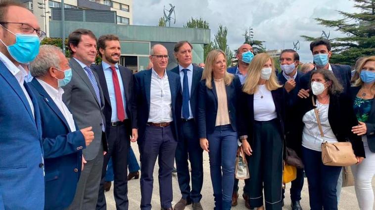 Mañueco y Pablo Casado, con una representación del PP salmantino.