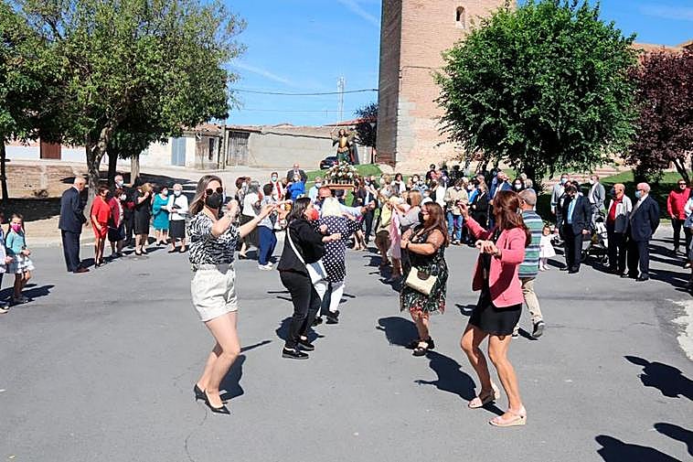 Los bailes se iniciaron nada más salir la procesión.