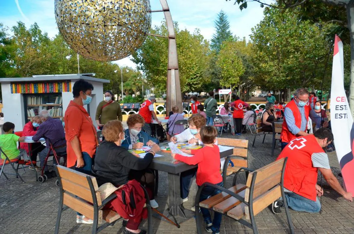 Niños y mayores compartieron espacio en La Glorieta, rememorando juegos clásicos de mesa