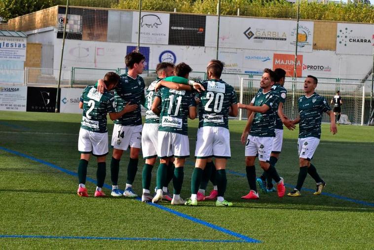 Los jugadores del Guijuelo felicitan a Alex Caramelo como autor del tercer gol en casa.