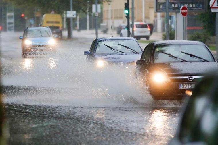 Vehículos pasando por un gran charco de agua el pasado 15 de septiembre