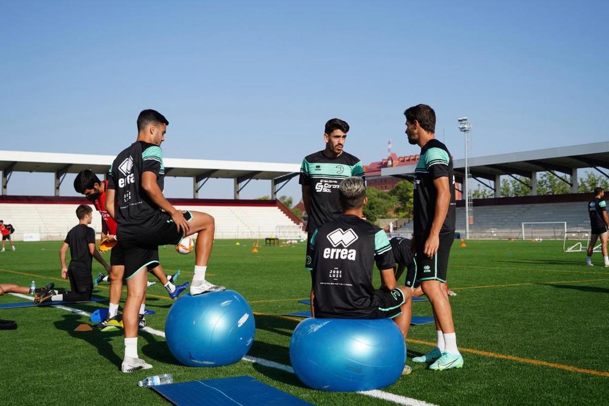 Lama charla con Marín y Rayco durante una sesión de entrenamiento en el Reina Sofía.